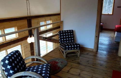 Charming Cabin Getaway with a Wood-Burning Stove in Chesterfield, Massachusetts - Foto 7