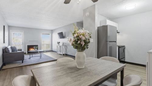 Comfortable bedroom and cozy living space - Foto 3