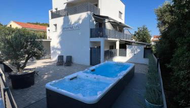 Apartmani Kumenat - Foto 1