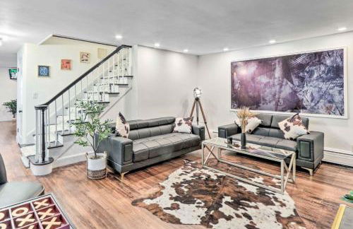 Upscale Waterbury Retreat with Indoor Hot Tub! - Foto 1