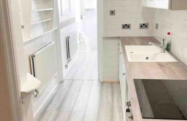 Lovely Two Bedroom Apartment, with private garden! - Photo 10