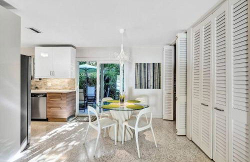 Heated pool, parking, 5 min walk to food and fun! - Foto 21