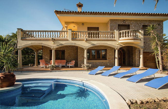 Alluring Holiday Home in Girona With Swimming Pool - Foto 1