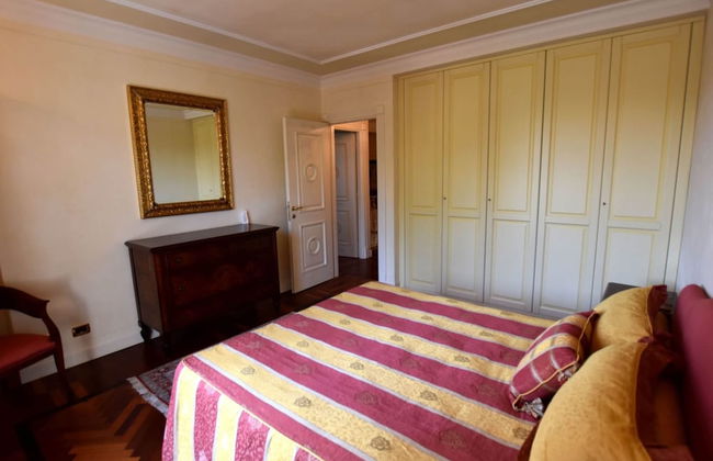 Luxurious Villa in Lombardy with Garden & Hot Tub - Photo 10