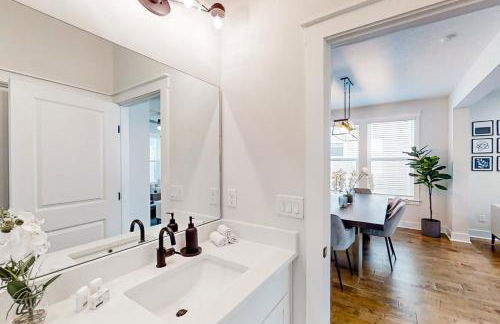 Brand new home with open layout, office, & great location - dog-friendly - Foto 13