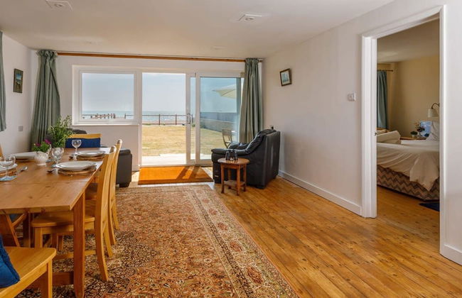 Sunny Seafront Chalet - Sleeps 6 - Photo 70