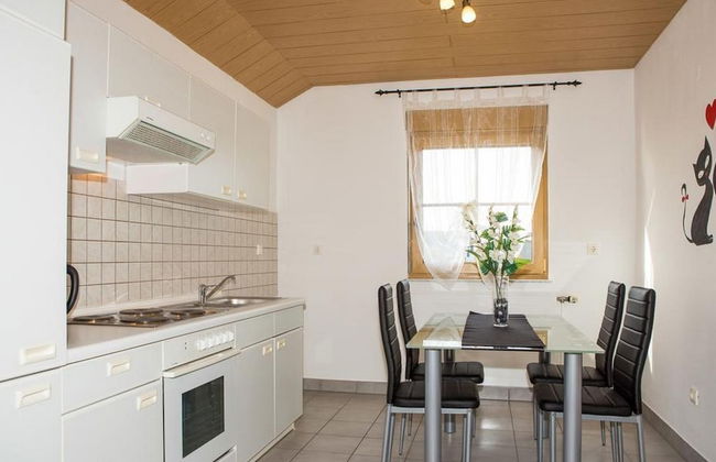 Spacious Holiday Home With Pool and Hot Tub in Kastel Stari - Foto 7