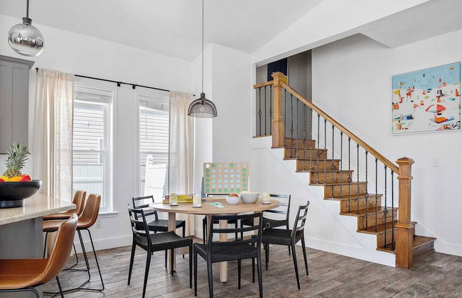 7bdr w/ Private Pool, Hot Tub, Fire Pit, Walk to Beach Tidal Wave by Avantstay - Foto 13