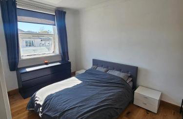 Spacious Bournemouth Home with BBQ, Outdoor Seating & large TV - Foto 7