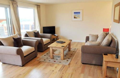 Skylark sleeps 8 private Hot Tub & Dogs welcome Nr Padstow, Resort Pool Bar & Watersports - Foto 16