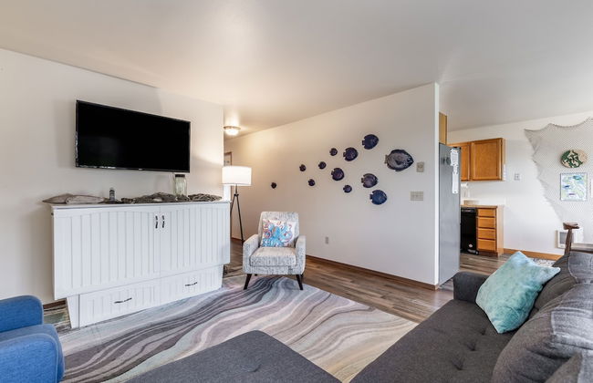 Seaside Getaway by Avantstay Deck w Views - Photo 9