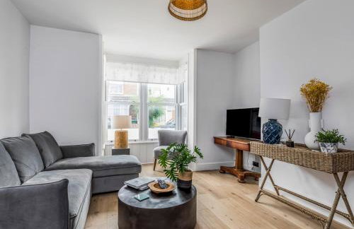 Delightful 2 Bed House a Stones Throw From Beach - Pass the Keys - Photo 1