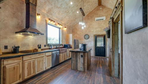 Bedford Cabin with Porch, 5 Mi to Historic District! - Foto 2