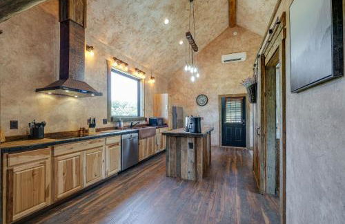 Bedford Cabin with Porch, 5 Mi to Historic District! - Foto 2