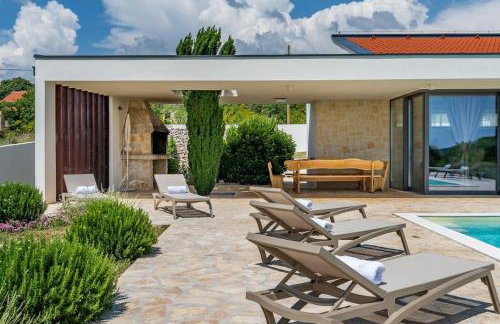 Luxury Spa Villa w Heated Pool, Jacuzzi & Sauna - Photo 6