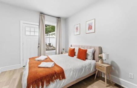 Chic 3BR-4BD-3Bath Oasis with Backyard Near NYC - Foto 13