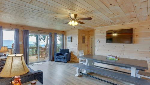 Mtn-View Gem Flat Rock Retreat with Deck and Grill! - Foto 2