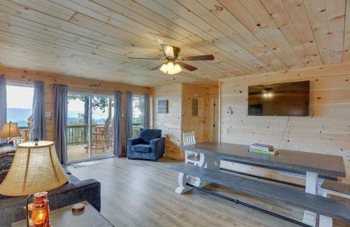Mtn-View Gem Flat Rock Retreat with Deck and Grill! - Foto 2