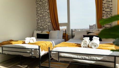 Bright and Bold Escape with NYC Views and Free Parking, Sleeps 9 and 2 Baths - Foto 3, towels