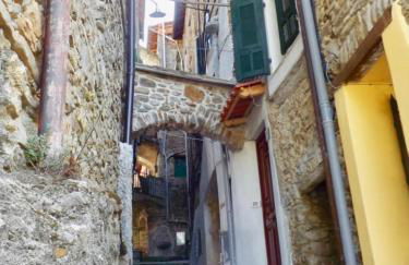 Casa Celestine in Via Orsini Isolabona Liguria Italy Sleeps 5 - Foto 42