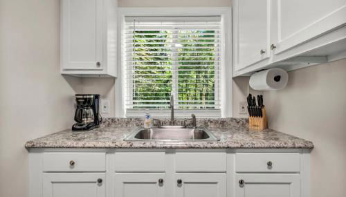 NEW Renovated Near CLE - King Bed, Metropark & Firepit - Foto 4