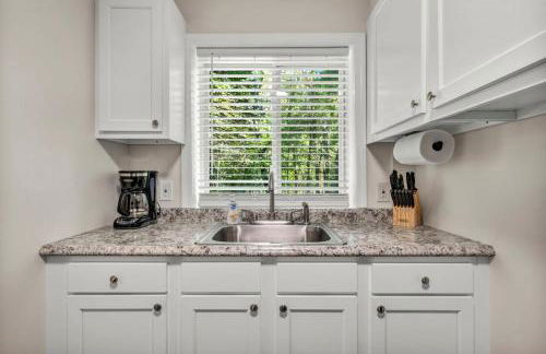 NEW Renovated Near CLE - King Bed, Metropark & Firepit - Foto 4