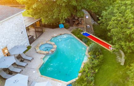 Heated Pool & Spa Mini Golf Bowling Game Room perfect for family - Photo 10