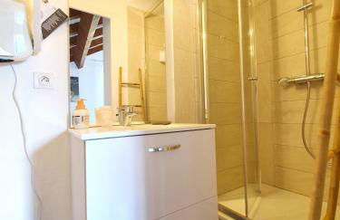 Maison Kyprea: charmant appartement /duplex , spacieux, tout confort avec terrasse extérieure privée, parking privatif , vue pittoresque sur la citadelle de Corté et les montagnes. - Foto 10