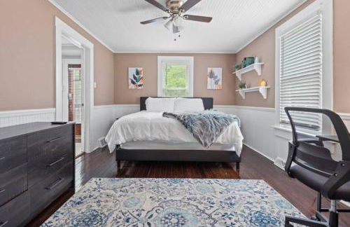 4 Bedroom House, sleeps 12, short walk to Main St! - Foto 9