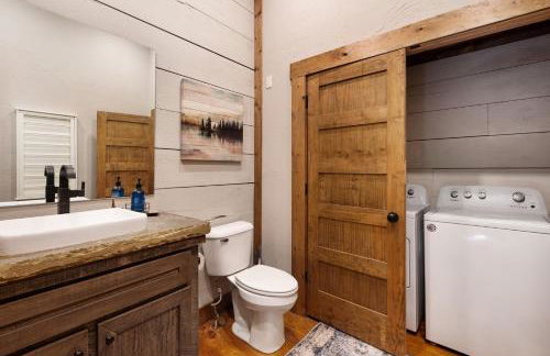 Copperline Lodge - Luxury Creekside Retreat - Creekside Views, Hot Tub, Game Room, Outdoor Fireplaces, Chef Kitchen, Fire Pit - - Foto 30