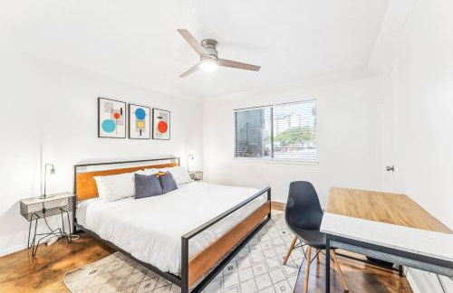 Heart of SoCo 2BR and 1BR King Suites with Free Parking, Pool, and Laundry Center - Foto 21