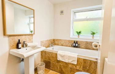 Oasis split level flat in Zone 1 - Photo 2