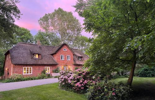 Dachgeschosswohnung Warft Simmerdeis in Reetdachhaus mit parkähnlichem Garten - Foto 2