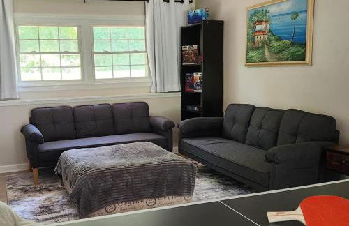 Spacious 4BR Retreat Yard, BBQ & Prime Location - Foto 13