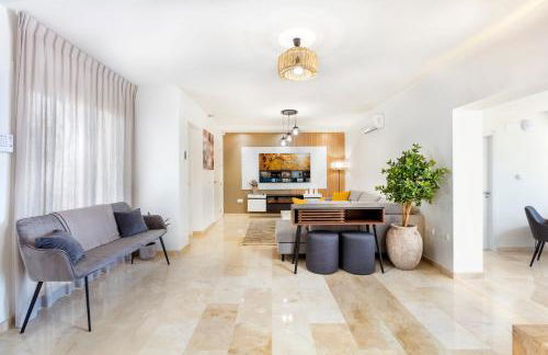 First Row Beach Villa - Photo 14