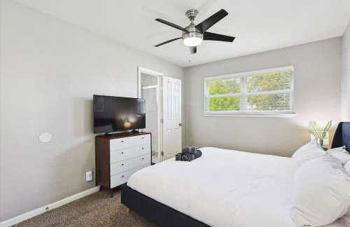 Peaceful and Relaxing Getaway w Beautiful Pool - Photo 22