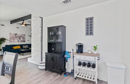 Super Comfy Home with Hot Tub! - Photo 29