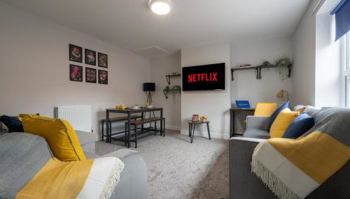 3 bedroom Cannock flat ideal for groups - Photo 1