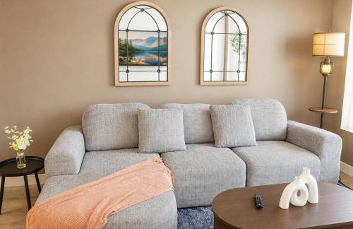 Resort-Style APT with Pool, Gym & Parking 10min to Disneyland - Foto 1