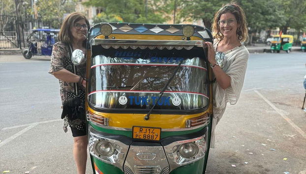 Dos amigas subidas al tuk tuk