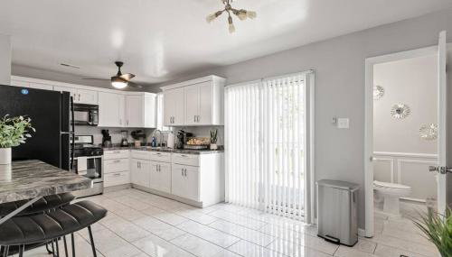 Fly In Style! Charming Townhome 6 Mins from RIC! - Foto 5