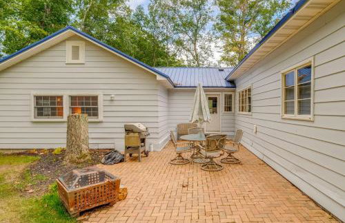 Rapid City Cottage with Patio Near Beach Access! - Foto 3