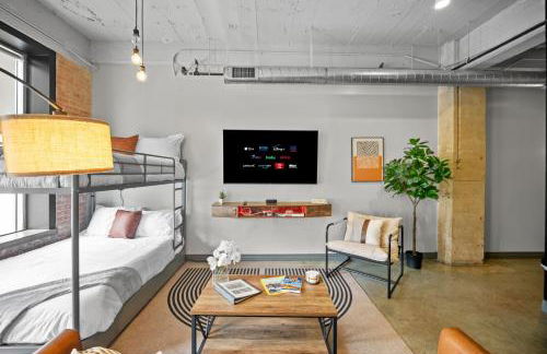 Stunning Downtown Apartment with Pool, Laundry, Parking - Foto 1