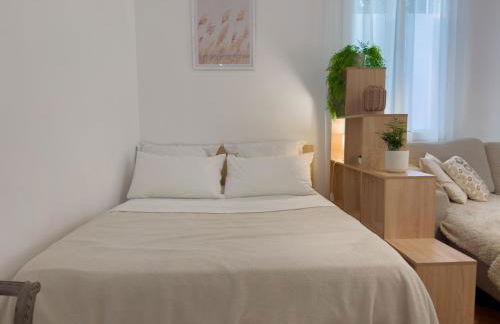 Central Studio - Bright & Modern - Private Terrace - AirCon - Near Train & Beach - Foto 40