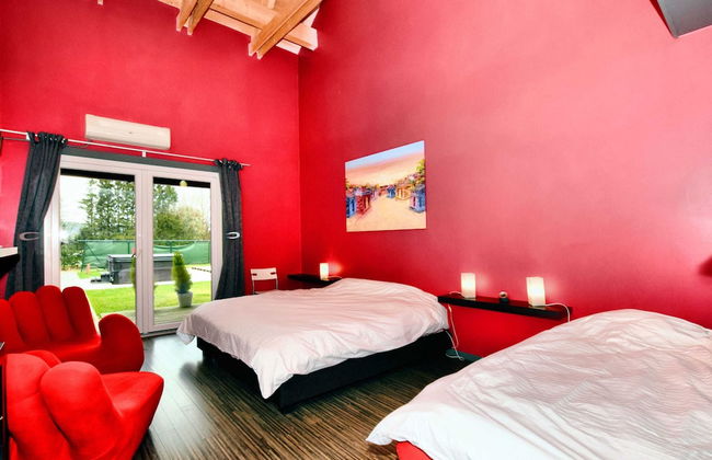 Beautiful Villa with Heated Outdoor Pool, Sauna, Hot Tub in Forest - Photo 6