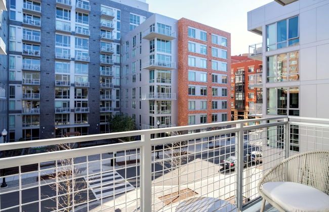 Bright Apartment with Great Amenities - Foto 23