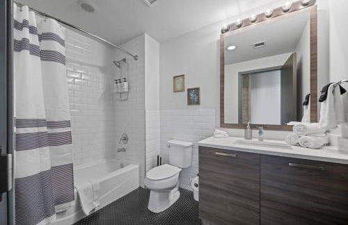 Stunning Downtown Apartment with Pool, Laundry, Parking - Foto 18