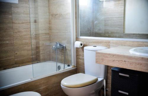 Beachfront Apartment with Pool and Garden S Abanell Blanes - Foto 16