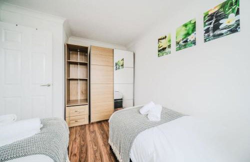 Fowler House 2 Bedroom ,Free WIFI, Parking, Crawley, Close to Gatwick Airport, Contractor friendly, business travellers - Foto 18