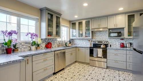 Easy SF Access! Spacious Family Home with Yard - Foto 2